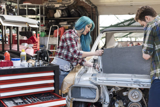 Mechanics fixing car engine in auto repair shop — Stock Photo