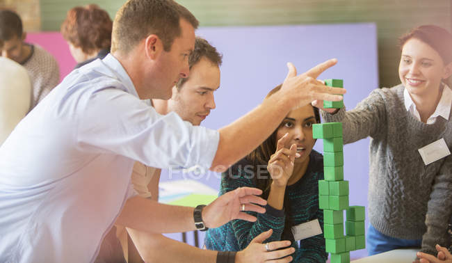Empreendedores empilhando blocos verdes — Fotografia de Stock