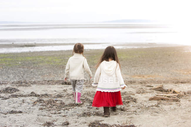 Chicas caminando en la playa - foto de stock