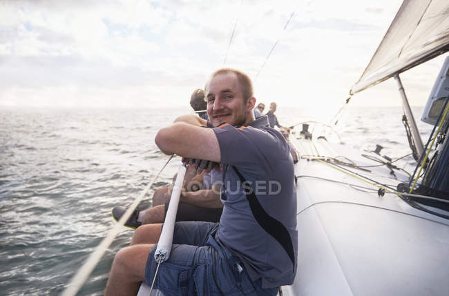 Портрет усміхненого чоловіка, що плаває на вітрильному човні — стокове фото