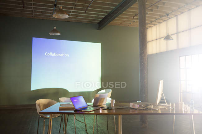 Texto de colaboração na tela de apresentação audiovisual — Fotografia de Stock