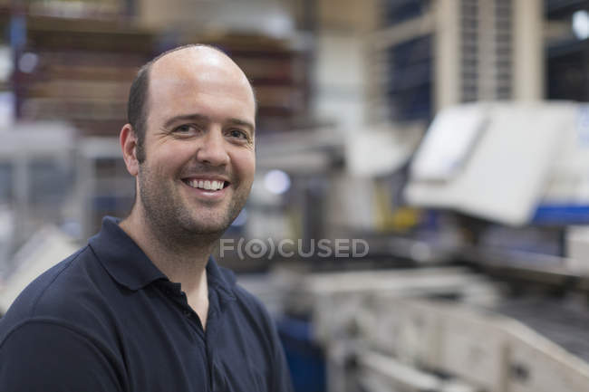Portrait travailleur souriant dans une usine d'acier — Photo de stock