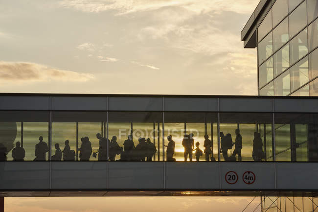Silhouette Menschen zu Fuß in Flughafen-Himmel Brücke — Stockfoto