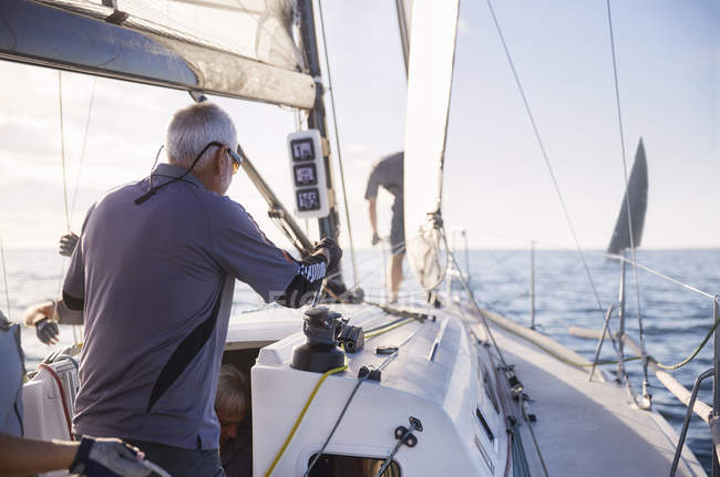 Homem ajustando o equipamento de vela no veleiro — Fotografia de Stock