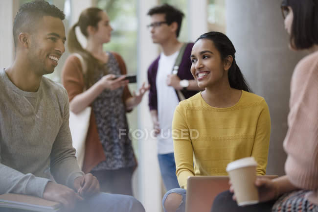 Studenti universitari sorridenti che studiano il caffè — Foto stock