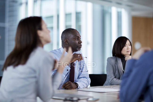 Geschäftsleute hören bei Treffen zu — Stockfoto