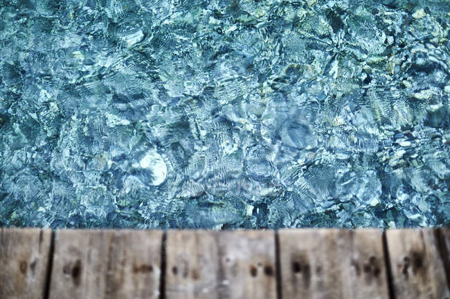 Ігриста блакитна вода під палубою — стокове фото