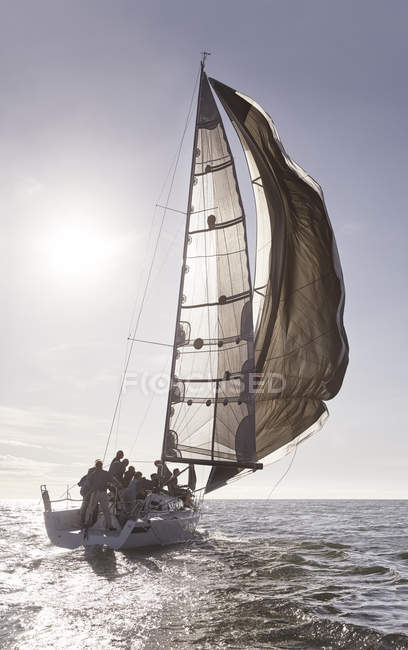 Vista panorâmica do veleiro no oceano ensolarado — Fotografia de Stock
