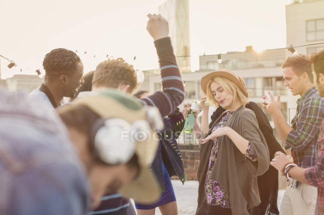 Jeunes amis adultes dansant à la fête sur le toit — Photo de stock