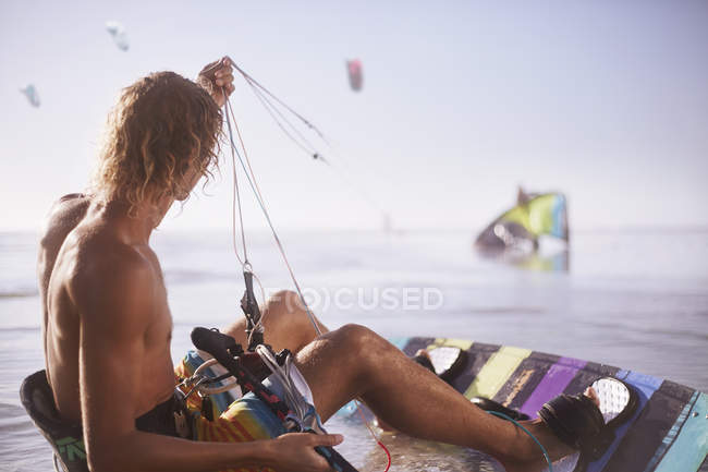 Hombre listo para kiteboard en la playa - foto de stock