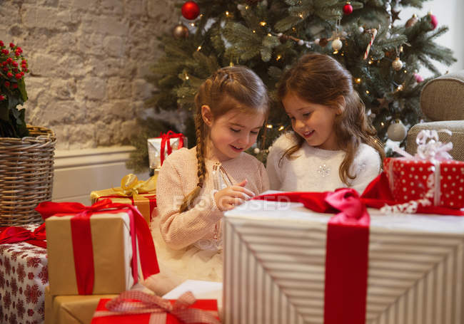 Deux sœurs entourées de cadeaux de Noël — Photo de stock