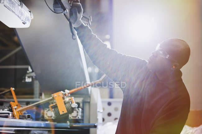 Arbeiter, der Maschinen in der Stahlfabrik bedient — Stockfoto