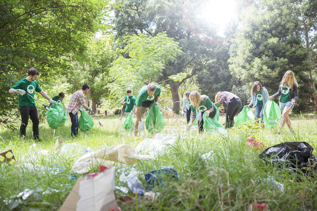 Voluntários ambientalistas pegando lixo no campo — Fotografia de Stock