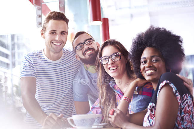Портрет улыбающихся друзей в современном кафе — стоковое фото