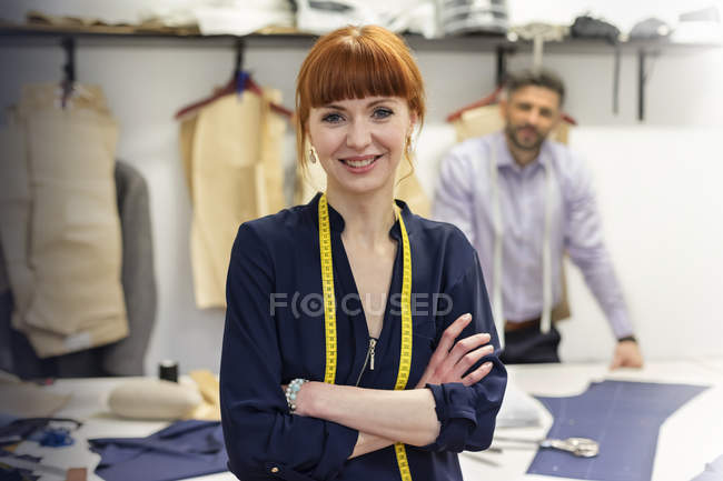 Ritratto sarto donna sicura di sé nel laboratorio di abbigliamento maschile — Foto stock