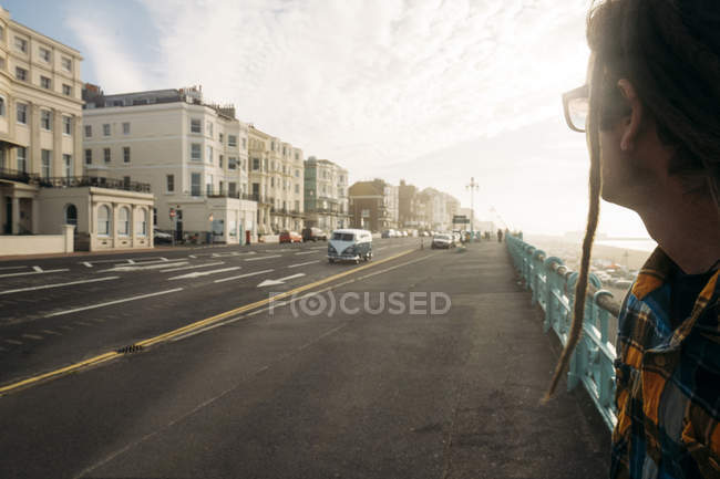 Man waiting to cross street, Brighton, Reino Unido - foto de stock