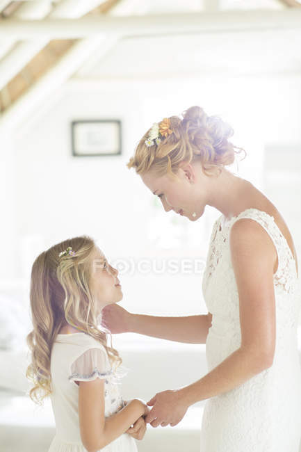Bride parlando con damigella d'onore in camera domestica — Foto stock