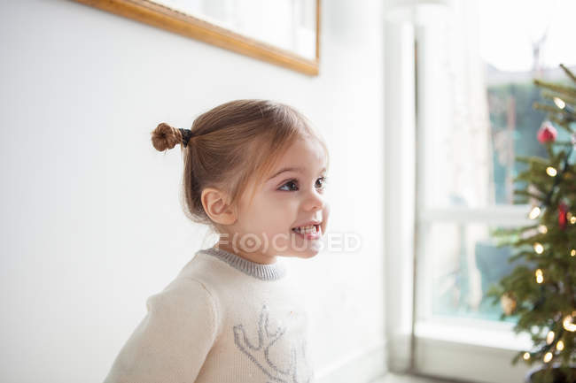 Усміхнена дівчина дивиться вбік — стокове фото