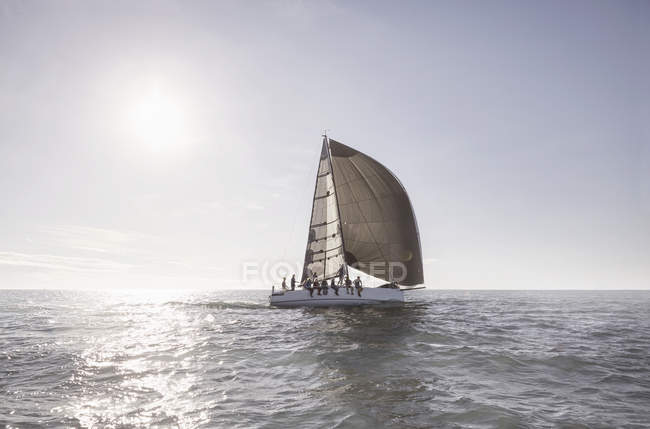 Vista panoramica della barca a vela sull'oceano soleggiato — Foto stock