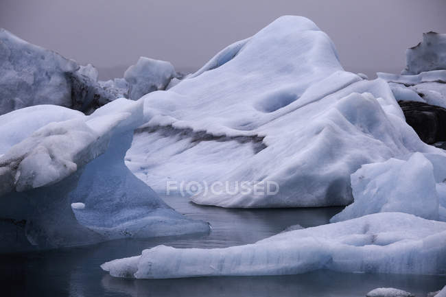 Зимой ледниковые образования над водой — стоковое фото