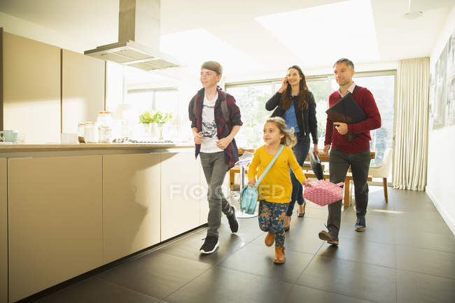 Famille se précipitant hors de la maison le matin — Photo de stock
