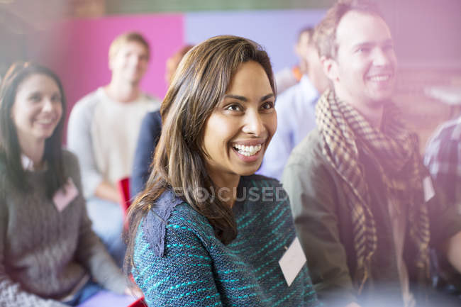 Mujer entusiasta en audiencia - foto de stock