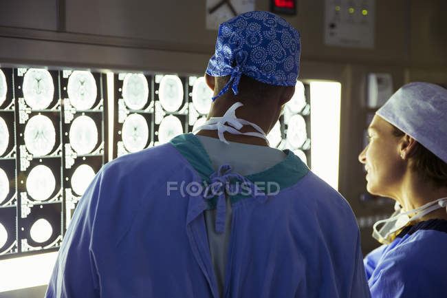 Cirurgiões revisando e discutindo exames de RM na clínica médica — Fotografia de Stock