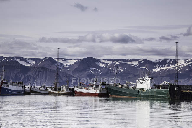 Barcos ancorados na costa contra rochas — Fotografia de Stock