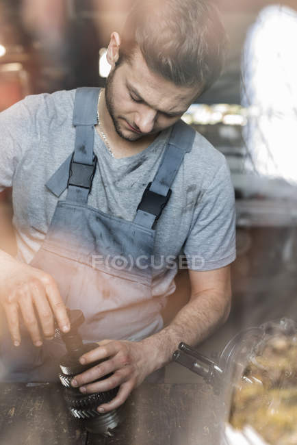 Mechaniker bei der Montage von Autoteilen — Stockfoto