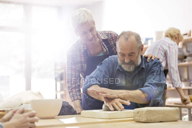 Senior coppia stampaggio argilla in studio di ceramica — Foto stock