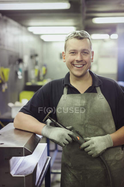 Portrait travailleur souriant dans une usine d'acier — Photo de stock