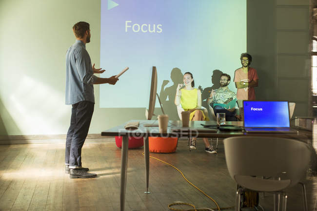 Geschäftsleute bereiten audiovisuelle Präsentation auf Fokus vor — Stockfoto