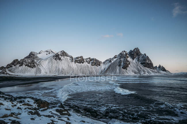 Spiaggia ghiacciata e montagne, Hofn, Islanda — Foto stock