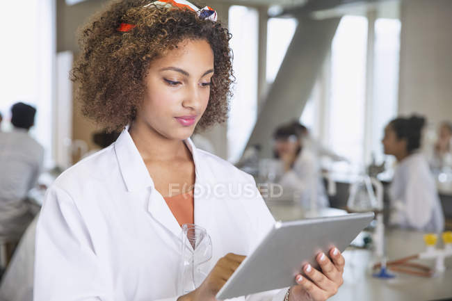 Fokussierte Hochschulstudentin mit digitalem Tablet im Klassenzimmer des Wissenschaftslabors — Stockfoto