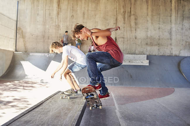 Teenage boys skateboarding at skate park — Stock Photo