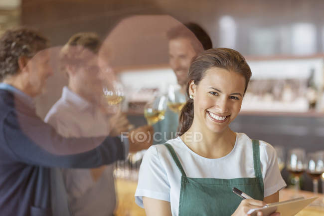 Ritratto operaio sorridente con cartellone in sala degustazione cantina — Foto stock
