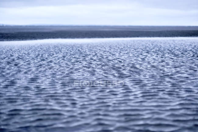 Днем речная вода в океане — стоковое фото
