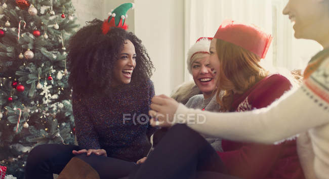 Amis parler et rire près de l'arbre de Noël — Photo de stock