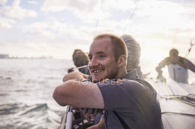 Усміхнений білий чоловік плив на вітрильному човні — стокове фото