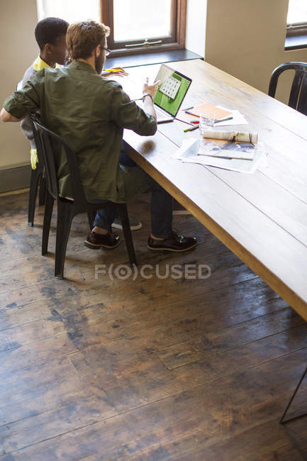 Empresários que trabalham no computador portátil no escritório — Fotografia de Stock