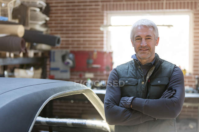 Retrato mecânico confiante na oficina de reparação de automóveis — Fotografia de Stock