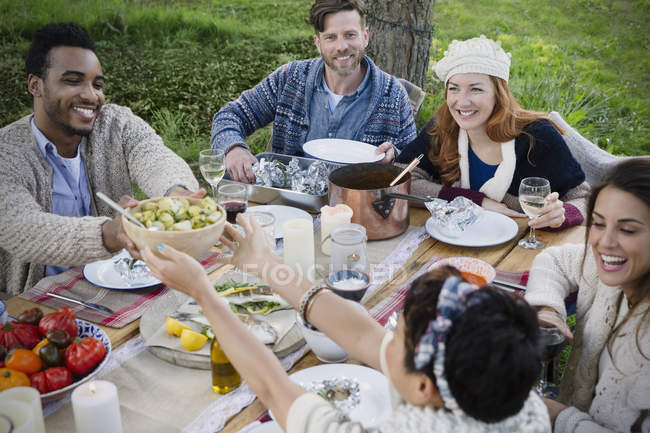 Freunde essen Mittagessen am Terrassentisch — Stockfoto