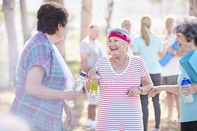 Femmes âgées parlant après le cours de yoga dans le parc — Photo de stock