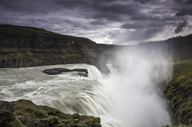 Dampfender Wasserfall von felsiger Klippe — Stockfoto