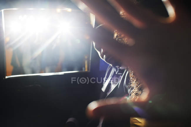 Promi-Paar blockiert Kamera in Limousine bei Veranstaltung — Stockfoto