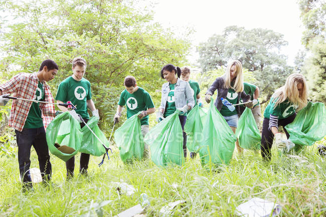 Voluntarios ambientalistas recogiendo basura - foto de stock