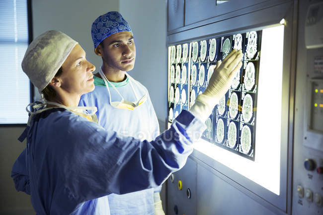 Cirurgiões discutindo exames de RM na clínica médica — Fotografia de Stock