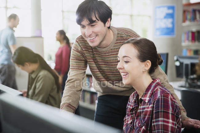 College students using computer in computer lab classroom — Stock Photo