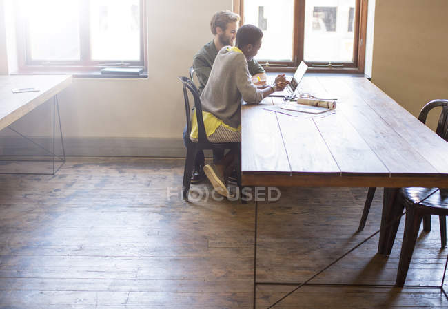 Kreative Geschäftsleute arbeiten am Laptop im Büro — Stockfoto