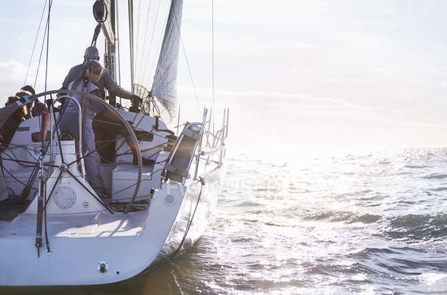 Casal aposentado navegando no oceano ensolarado — Fotografia de Stock